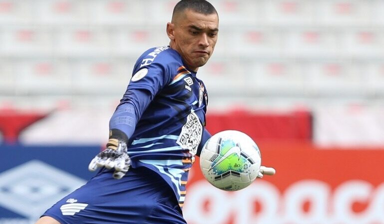 Athletico traz goleiro campeão de volta e vende atacante