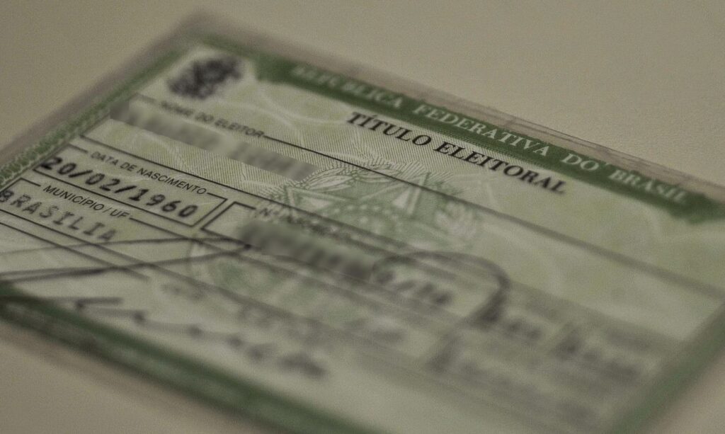 Mais de 330 mil eleitores paranaenses podem ter o título cassado