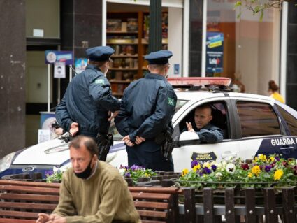 Abordagem violenta da Guarda Municipal coloca população em risco no centro de Curitiba