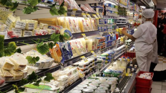Alimentos estão mais baratos, mas preços devem cair mais, diz ministro