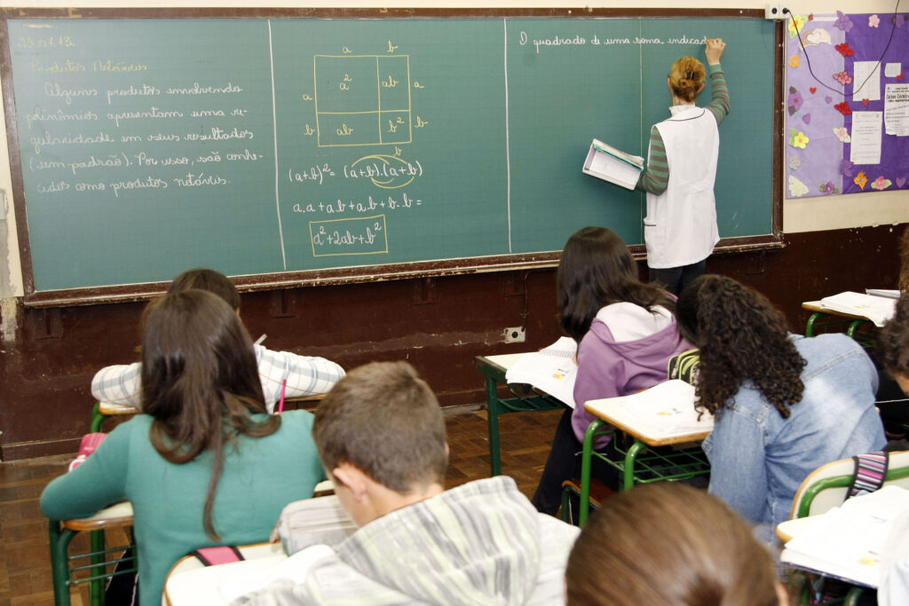 Professora morre após passar mal em colégio de Curitiba