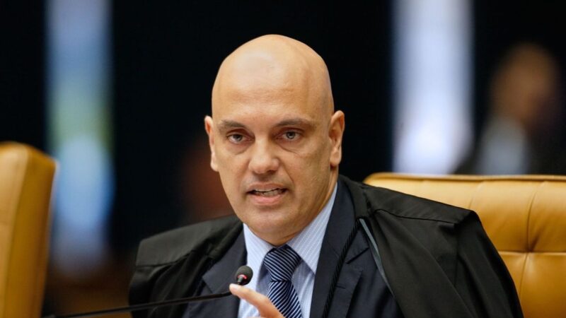 Alexandre de Moraes mira o deputado Eduardo Bolsonaro