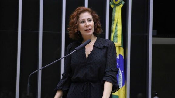 TRE-SP cassa mandato de Carla Zambelli por abuso de poder político
