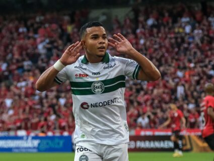 Atacante revelado pelo Coritiba negocia com time de Neymar