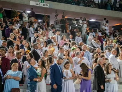 Mais de mil casais celebram o amor em casamento coletivo, em Curitiba
