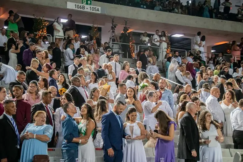 Mais de mil casais celebram o amor em casamento coletivo, em Curitiba