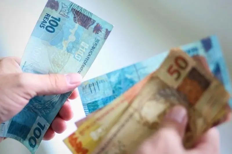 Salário mínimo sobe para R$ 2,2 mil no Paraná