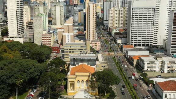 Vereadores de Curitiba votam maior orçamento da história da cidade