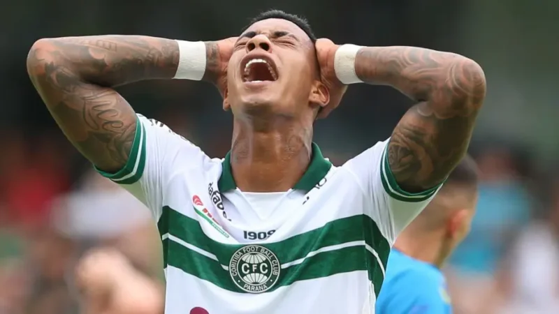 Coritiba anuncia saída de Alef Manga e mais quatro jogadores