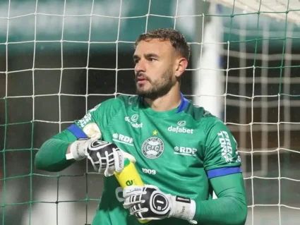 Coritiba vende goleiro para clube da Série A e empresa volante para time da Série D