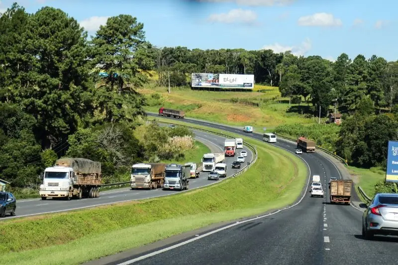 Movimento nas rodovias do Paraná se intensifica nesta quinta (1º)