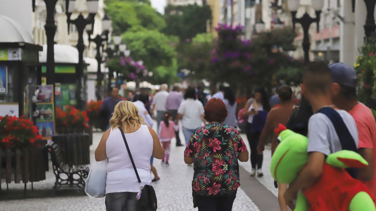 comércio, comércio de rua, rua xv de novembro, acp, associação comercial do paraná, vendas de natal, 13º salário