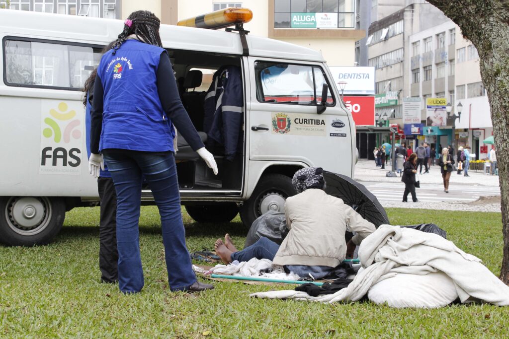 curitiba nega envio moradores de rua balneário camboriú
