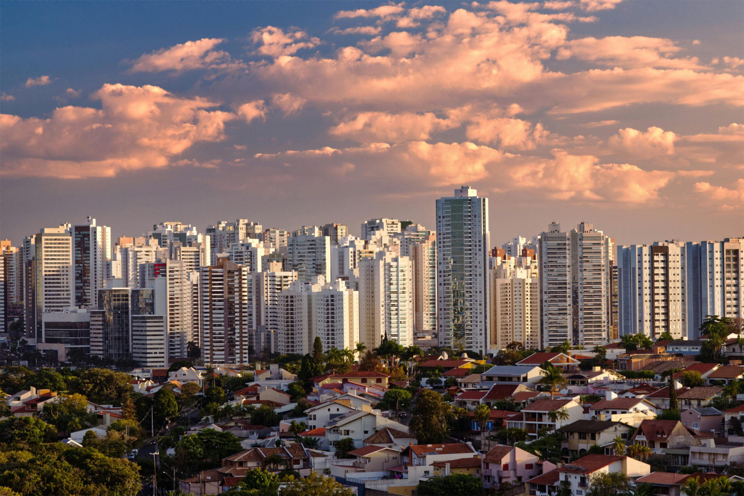 pexels-oliveiratp-8602177-londrina-paraná-economia-superávit