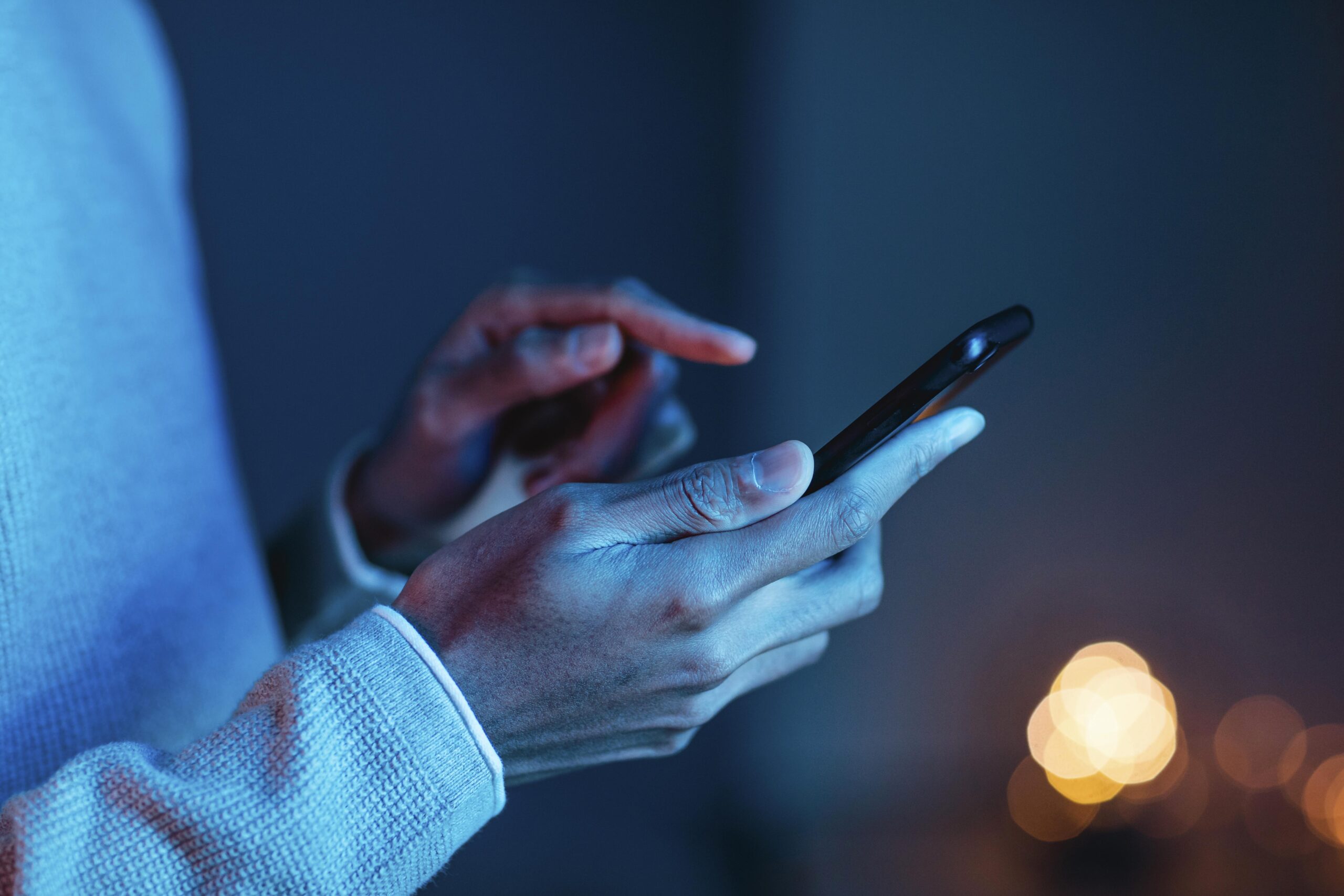 side-view-man-using-smartphone-celular-seguro-como-instalar-usar-aplicativo-roubo-celular