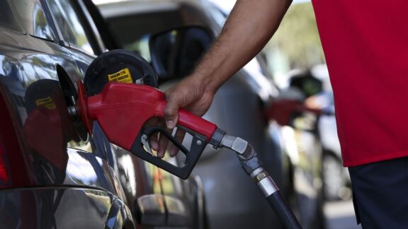 Gasolina inicia 2025 pressionada por defasagem de preço e aumento de ICMS