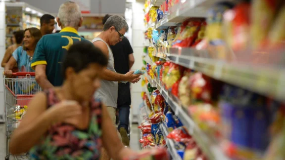 Inflação desacelera e fecha março em 0,56%, pressionada por alimentos