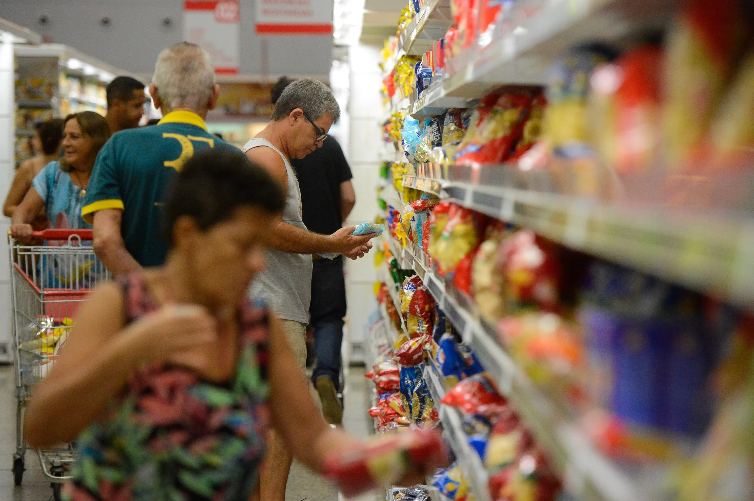 Carrinho de famílias no supermercado está mais cheio com inflação e desemprego em baixa