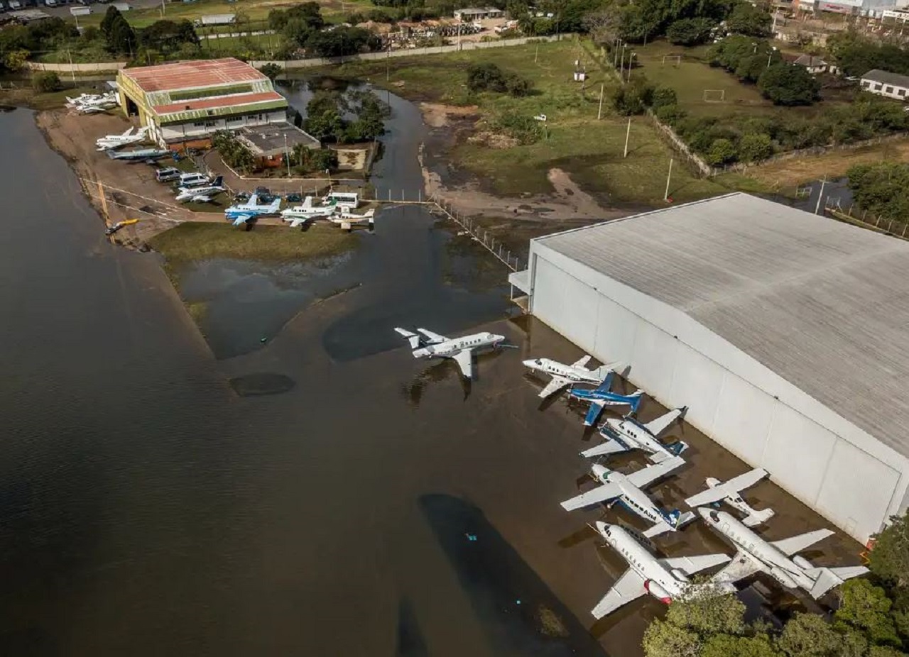 Aeroporto de Porto Alegre volta a operar após mais de dois meses fechado