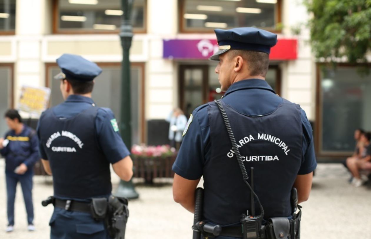Guardas se fortalecem, usam até fuzil e querem virar polícia municipal segurança de curitiba