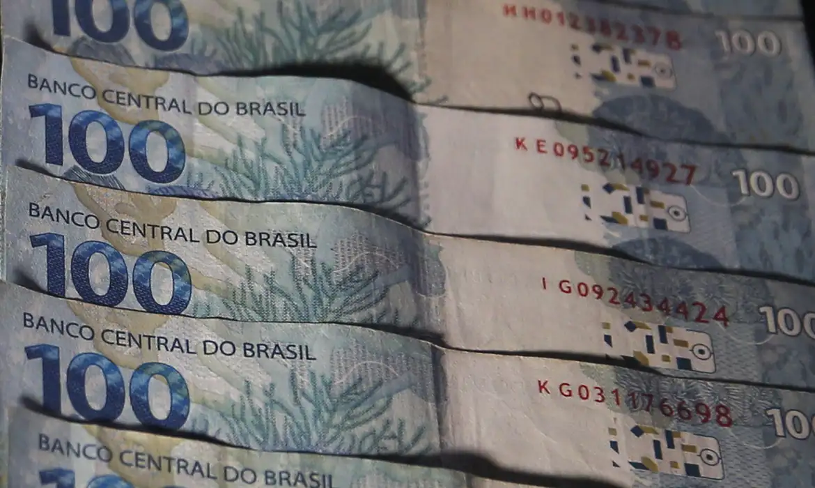 arrecadacao-de-impostos-brasil-2024-montante-cedulas-reais-dinheiro.webp