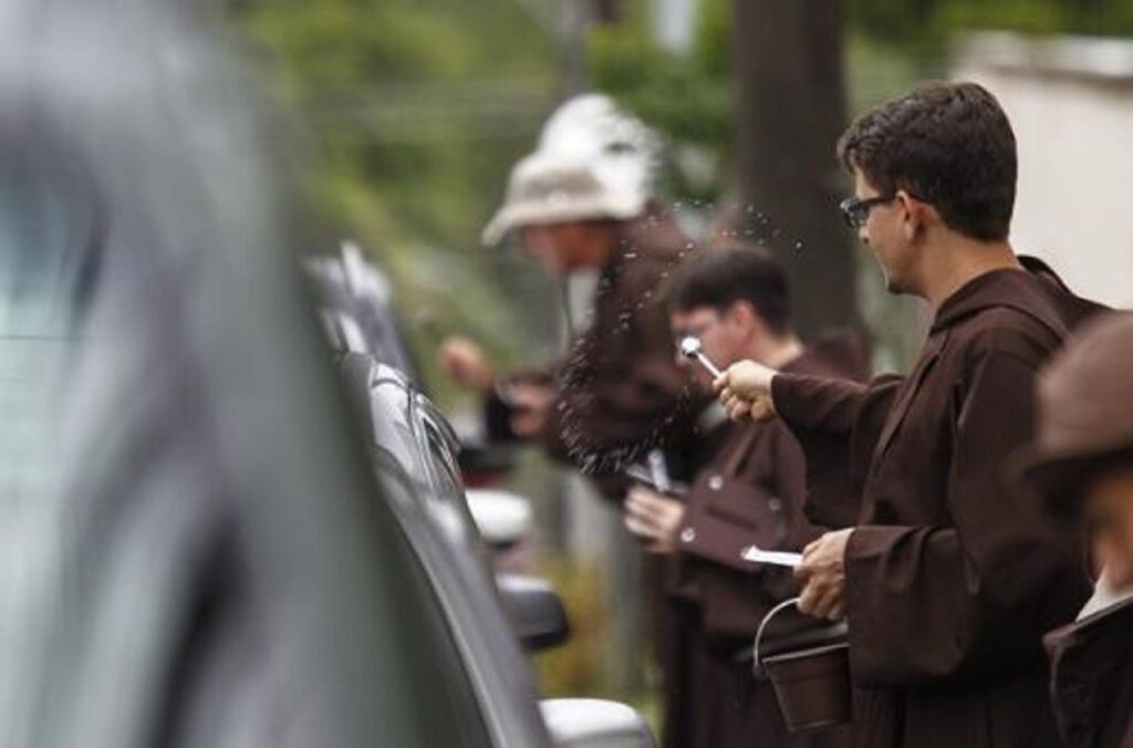 Católicos e evangélicos são maioria entre as religiões no Paraná