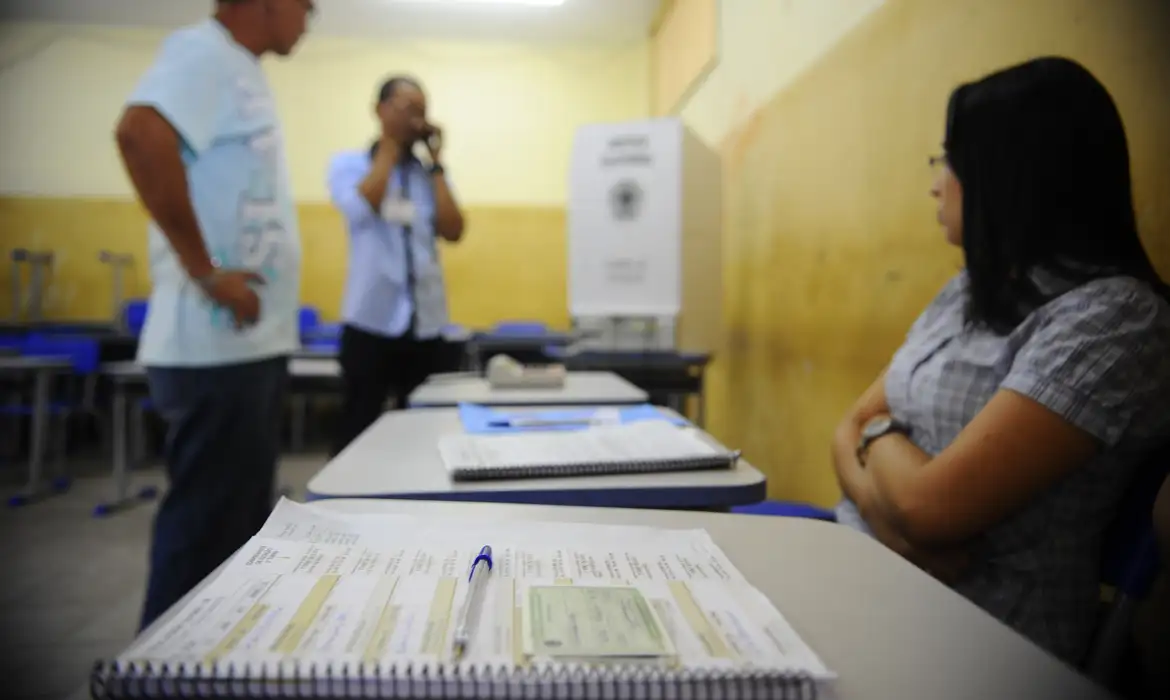 934123-belem_eleitores_1806-mesário-mudança-seção-eleitoral-eleições-2024