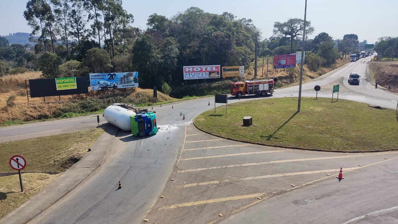 BR-153 é interditada após caminhão com carga perigosa tombar em Irati