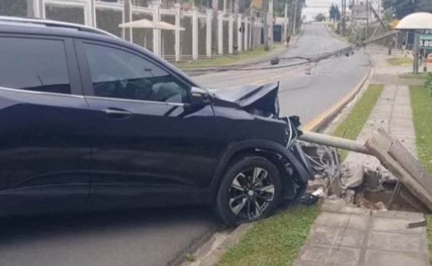 MOTORISTA CARRO DERRUBA POSTES EM CURITIBA