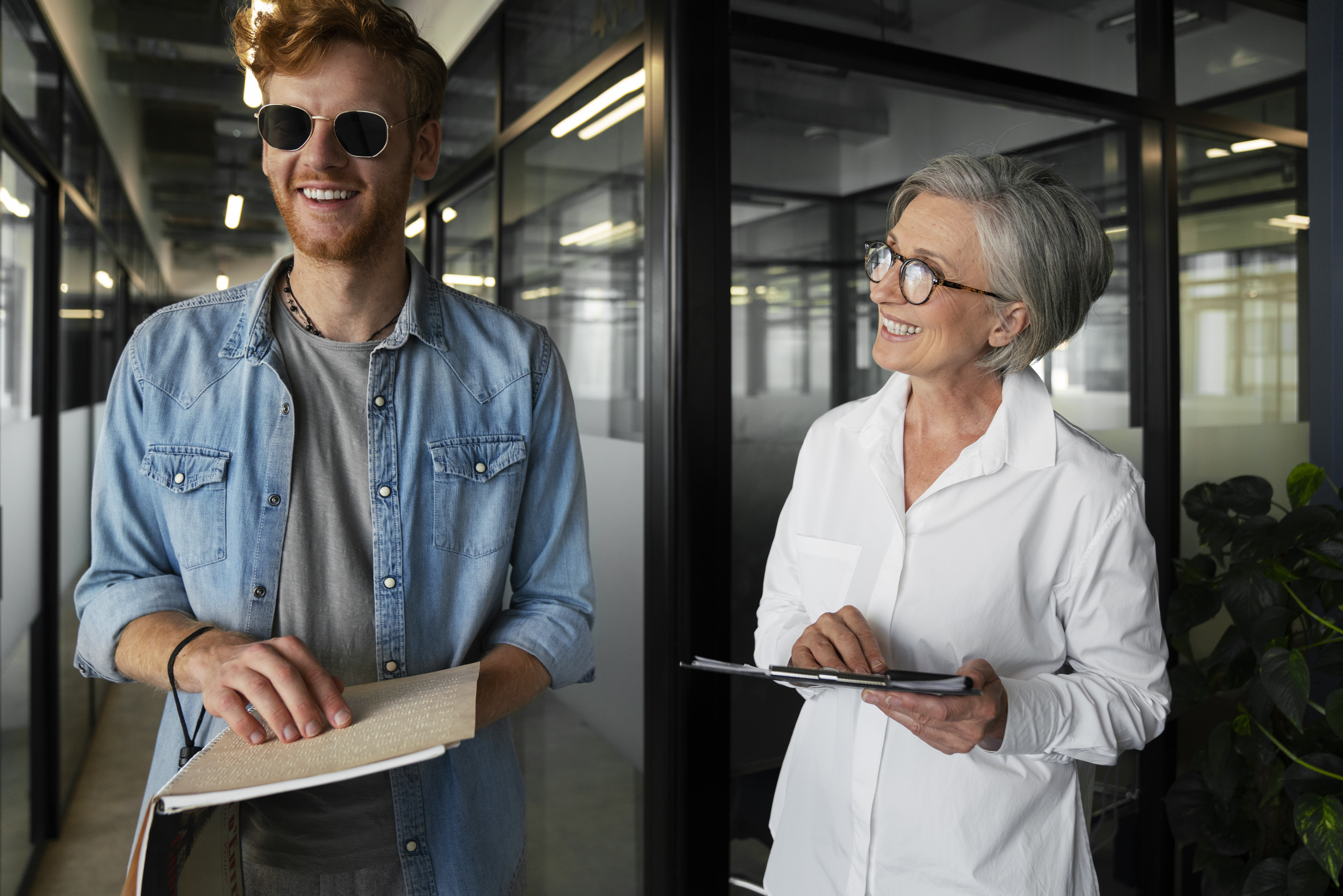 blind-person-working-inclusive-office-job-como-lidar-com-a-diferença-de-gerações-no-trabalho