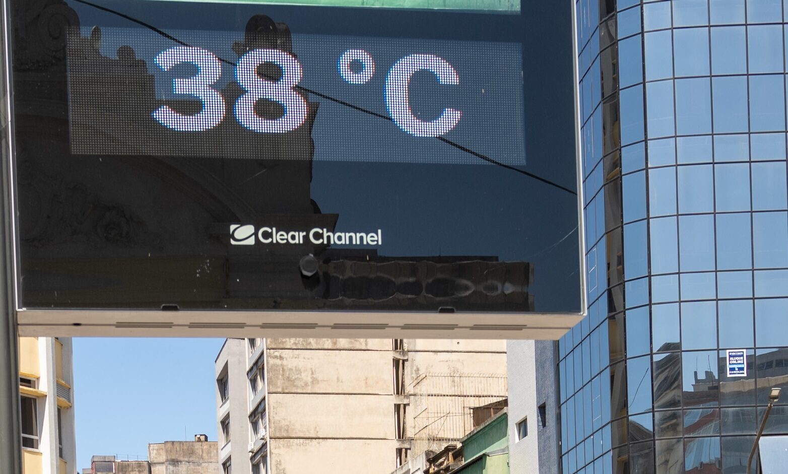 Termômetro de rua marca temperatura entre 37 e 38º C em Porto Alegre