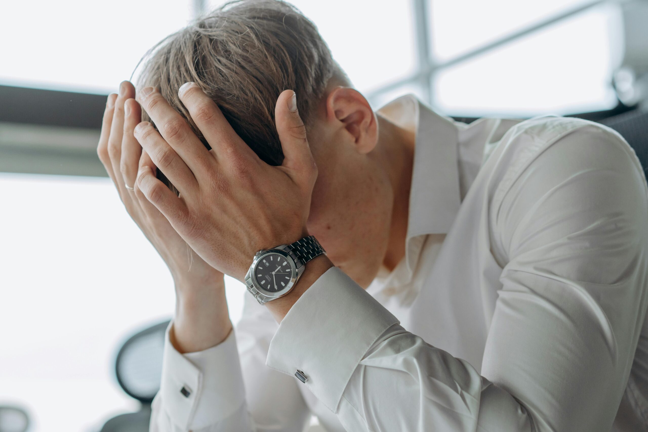 pexels-mikhail-nilov-8297227=dicas-para-evitar-burnout-trabalho-exaustão-mental