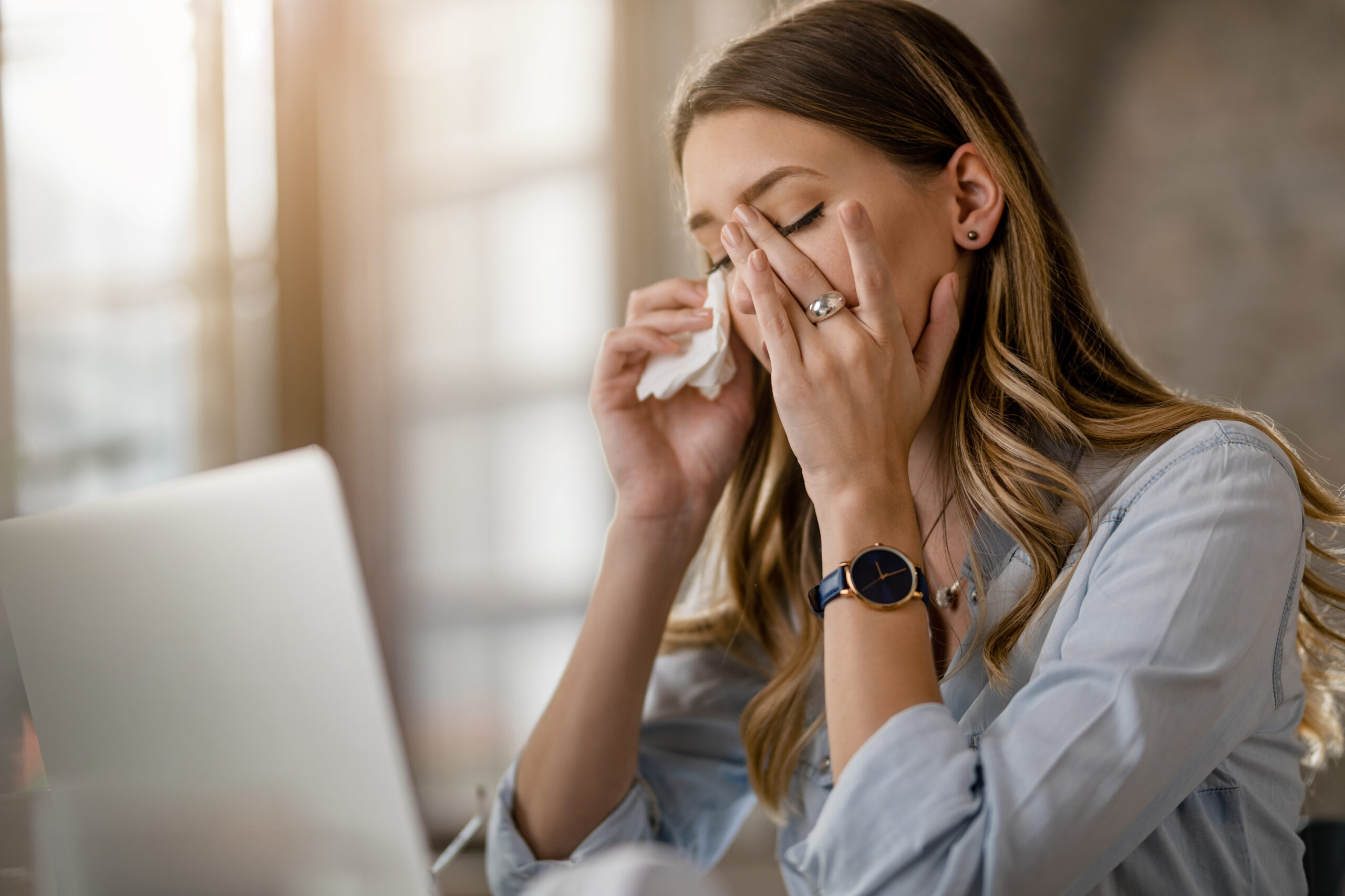 doenças clima seco frio young-businesswoman-with-cold-flu-virus-having-headache-while-working-office-doencas-clima-seco-frio-respiratorias-pele-ressecamento-1-scaled.jpg