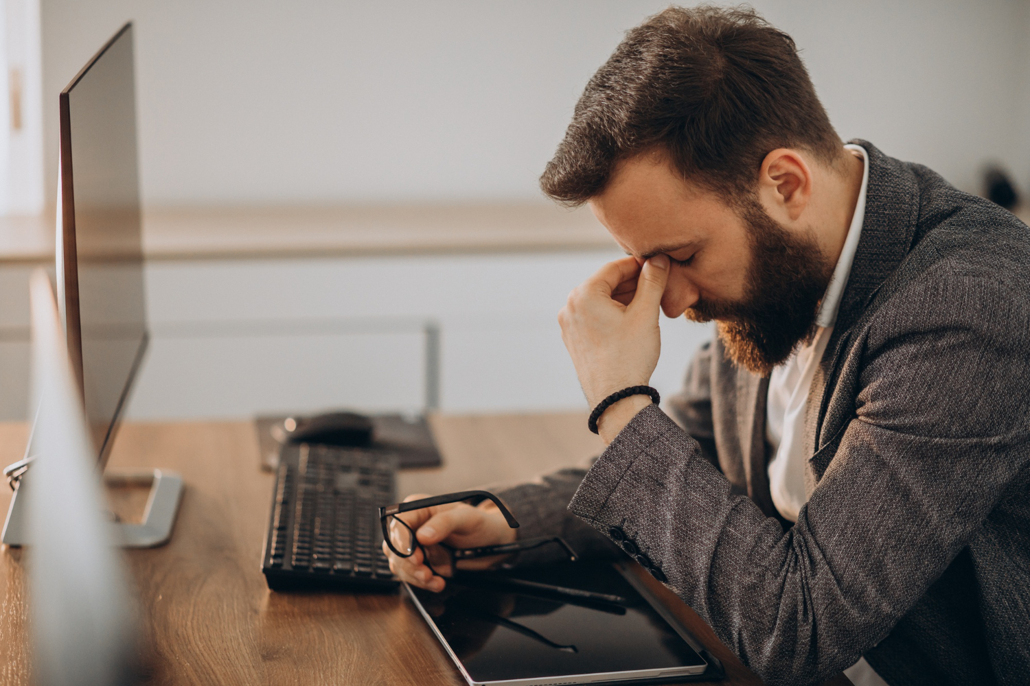 46% dos trabalhadores brasileiros estão estressados, 25% tristes e 18% com raiva, indica estudo