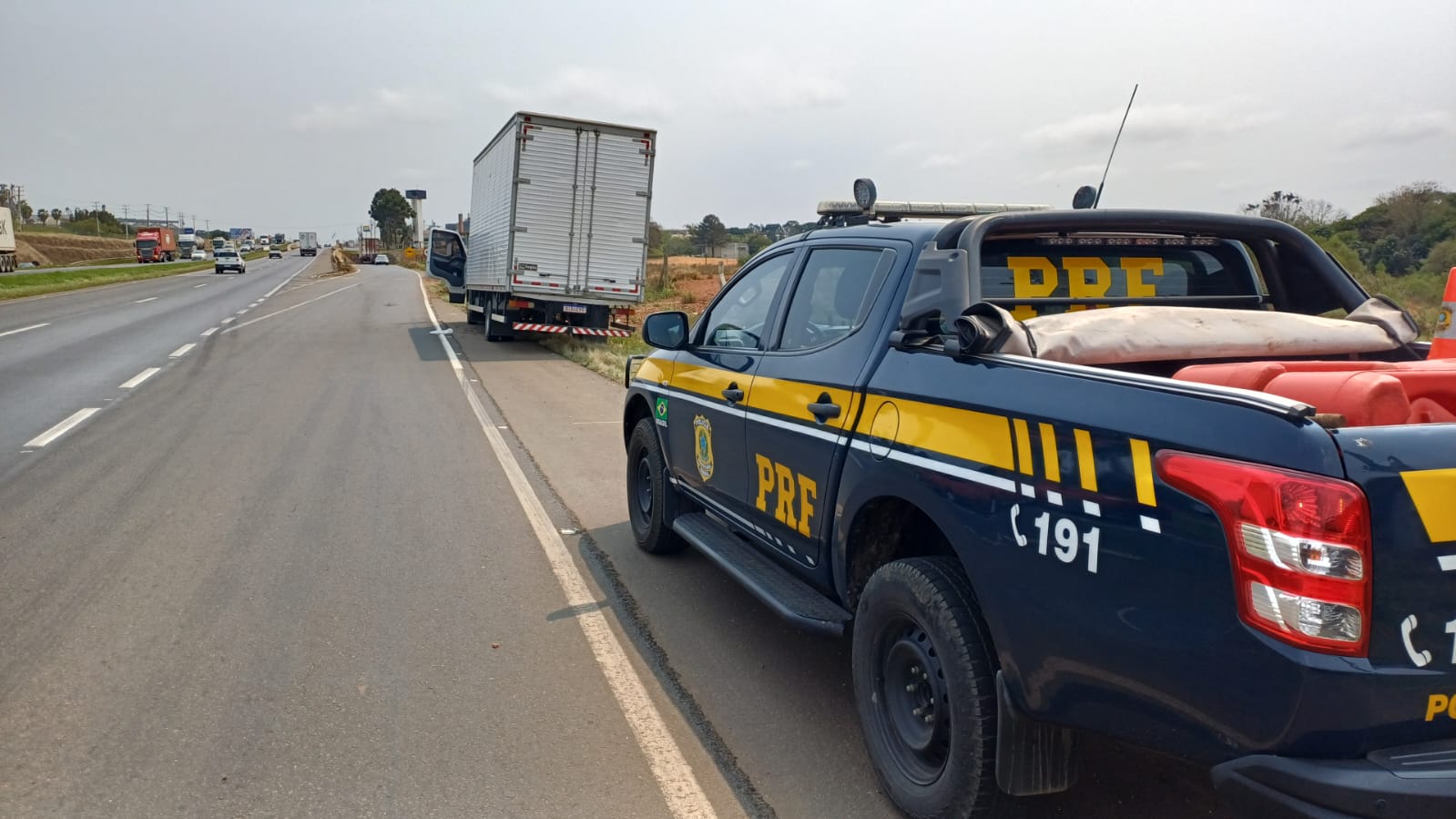 Caminhoneiro que trafegava na contramão pela BR-376 é preso por embriaguez