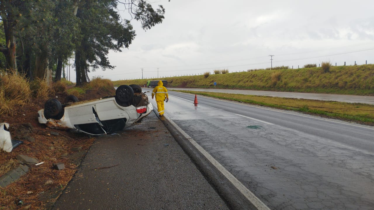 Carro capota após aquaplanar na BR-163, em Santa Tereza do Oeste