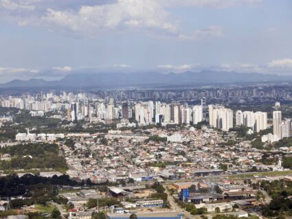 Chuva que causou estragos no Paraná perde força neste sábado