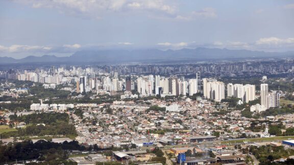 Chuva que causou estragos no Paraná perde força neste sábado