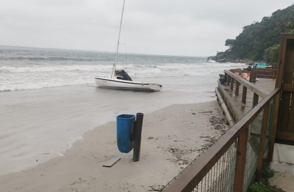 Veleiro naufraga na Ilha do Mel e tripulação precisa ser resgatada
