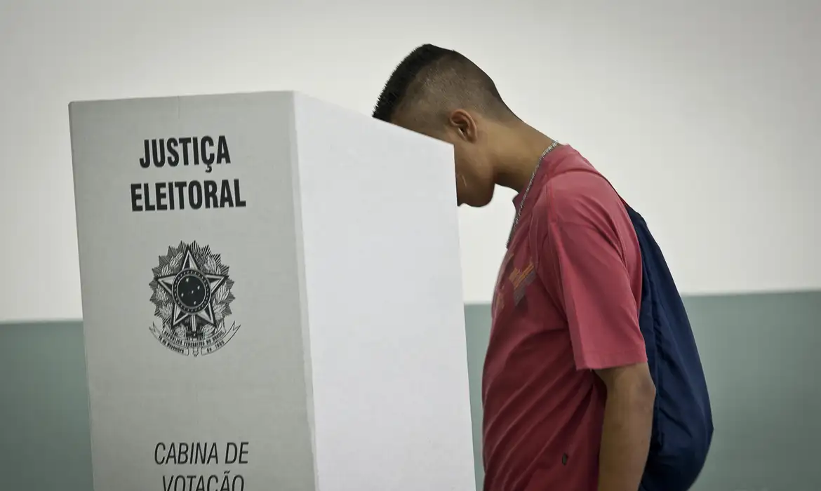 assédio eleitoral no trabalho como denunciar sindicatos e ministério público - justiça eleitoral - cabina de votação cabine de votação urna eletrônica