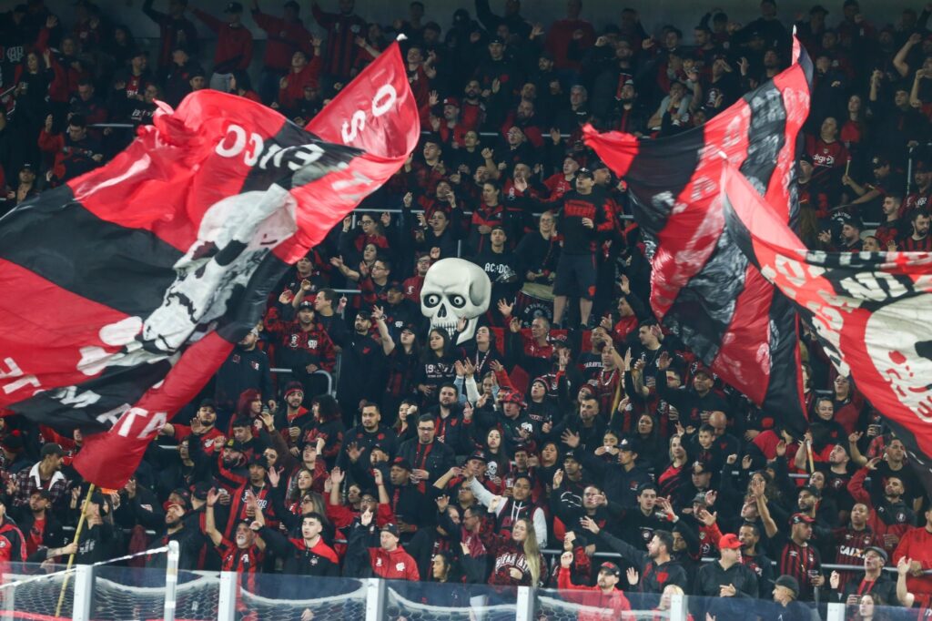 Torcida do Athletico esgota ingressos para confronto direto com o Vitória