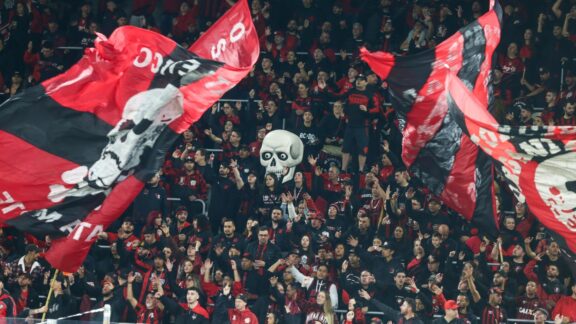 Torcida do Athletico esgota ingressos para confronto direto com o Vitória