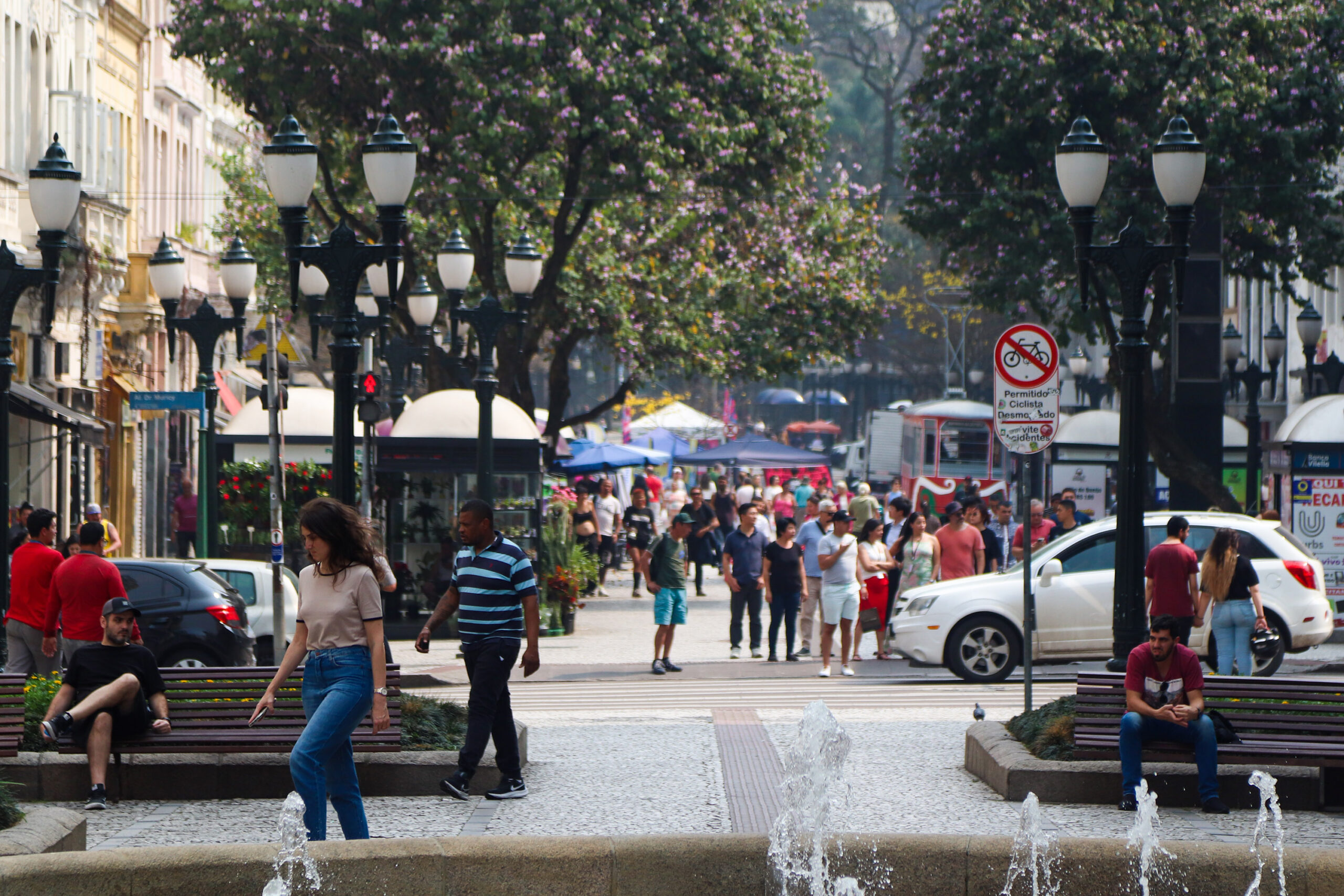 Rua XV Curitiba movimento turismo comércio calor previsão do tempo