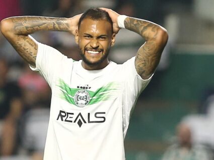 Atacante do Coritiba pede perdão após gol contra bizarro em goleada