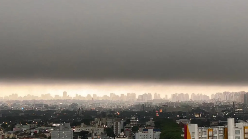 Frente fria traz tempestades com raios ao Paraná nesta segunda-feira