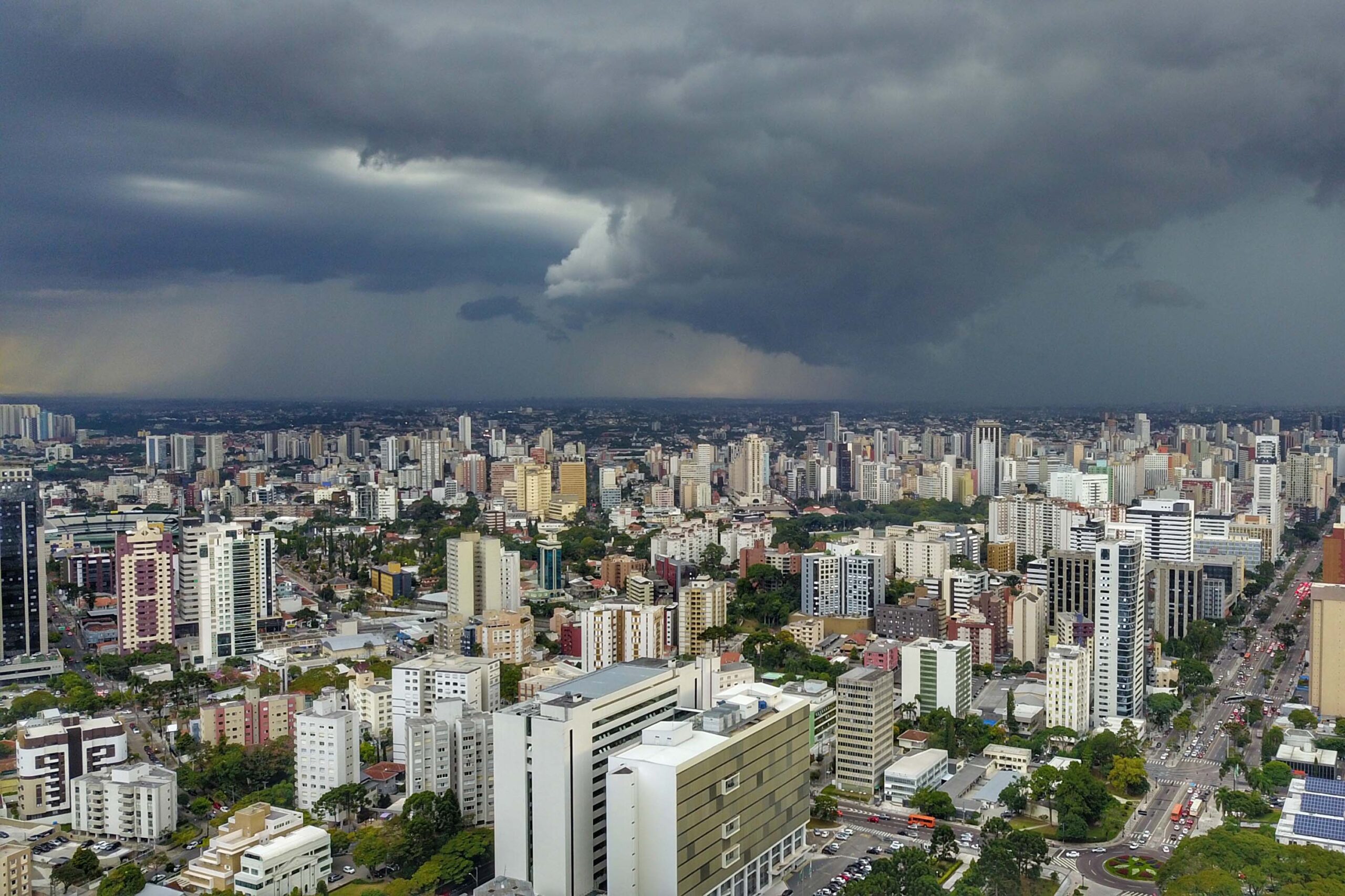 tempestade-parana-chuvas-parana-onda-de-calor-parana-tempo-instavel-scaled.jpg