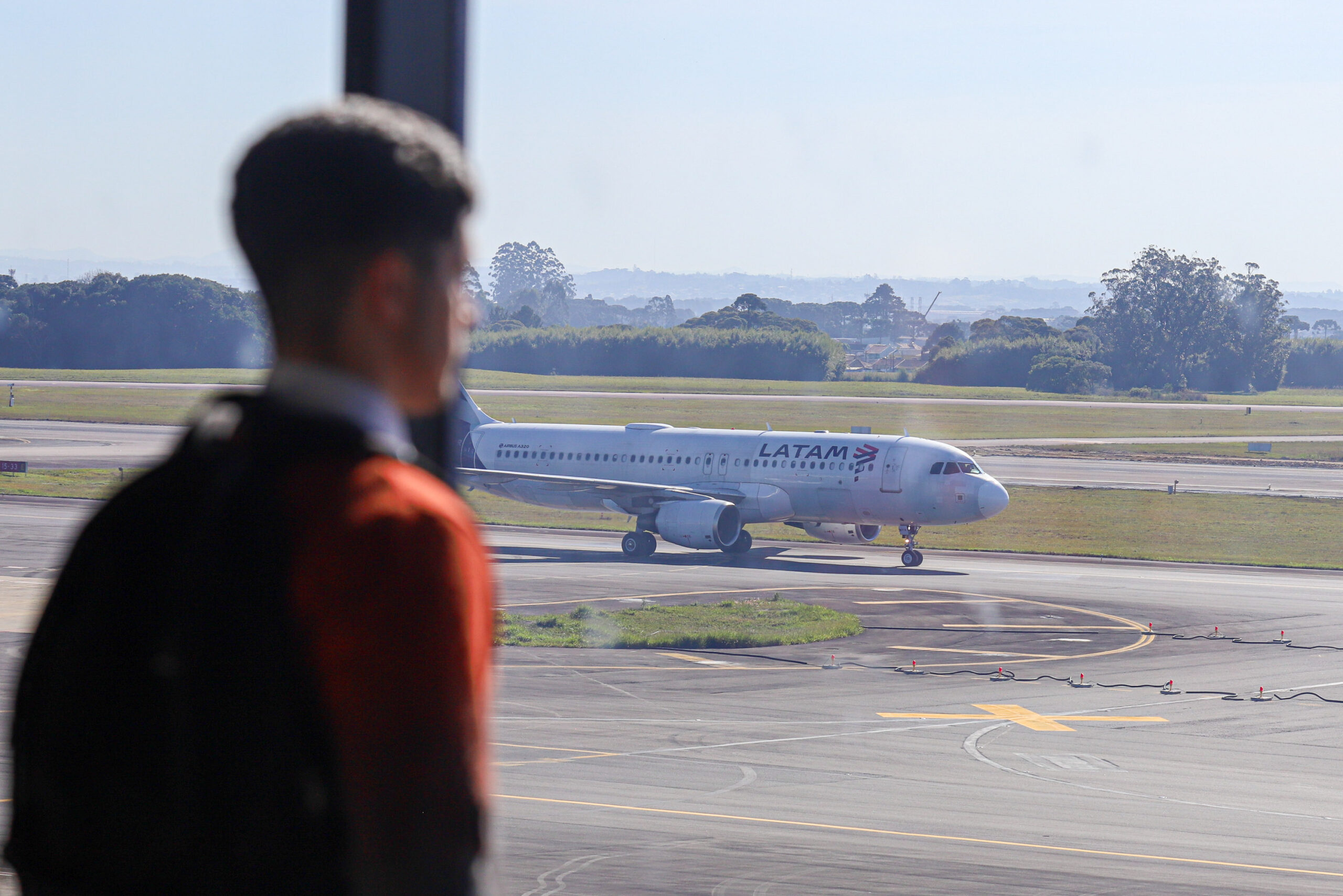 20240614_agb_aeroporto-32-parana-turistas-estrangeiros-scaled.jpg aeroporto afonso pena avião