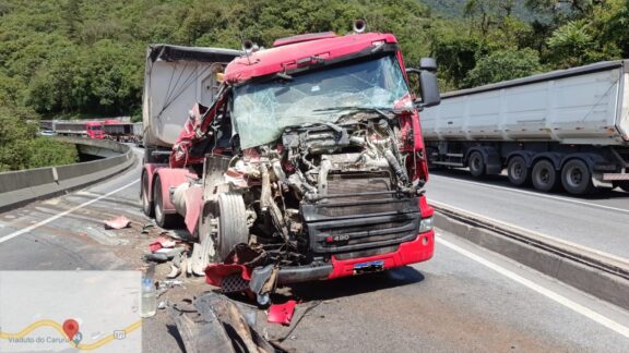 Acidente com caminhões bloqueia trânsito na BR-277, em Morretes