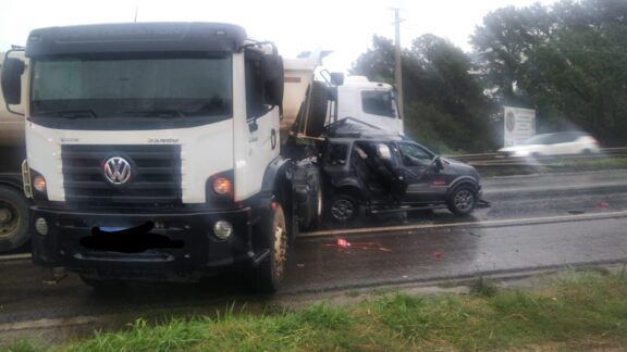 Criança fica ferida após carro ser prensado entre caminhões na BR-376