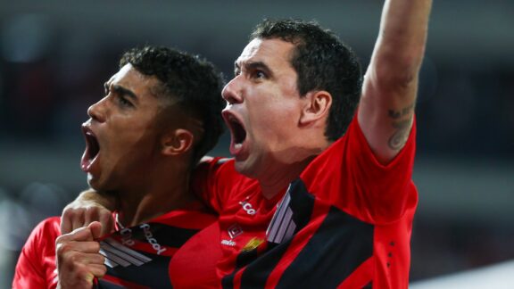 Athletico ressuscita na Arena e deixa a zona de rebaixamento do Brasileirão